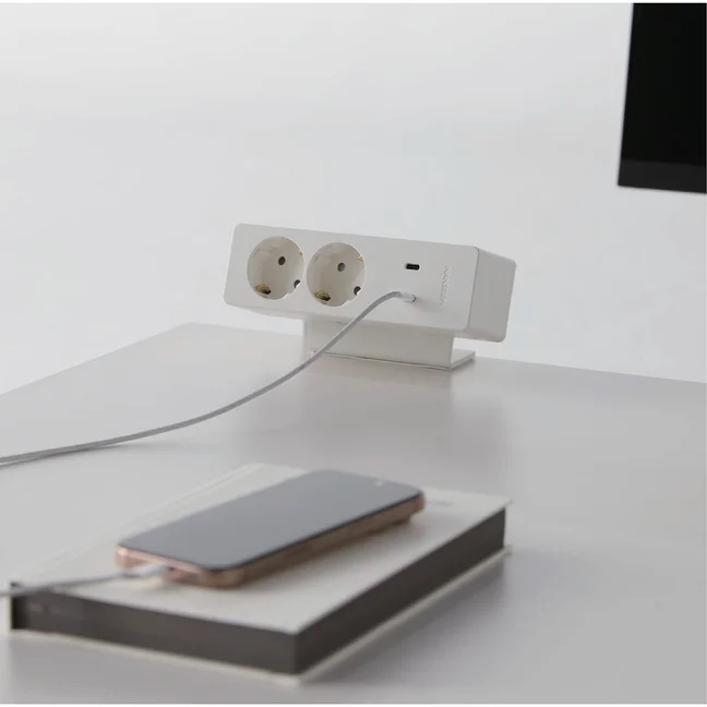 한샘오피스 데스크액세서리 DESK ACCESSORIES - 외장형 멀티탭 클램프형에 USB-C로 휴대폰을 충전하는 모습