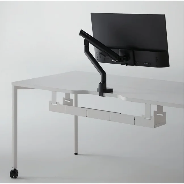 한샘오피스 데스크액세서리 DESK ACCESSORIES - 스탠다드 모니터암과 상판 하부 배선 트레이로 정리한 데스크 하부
